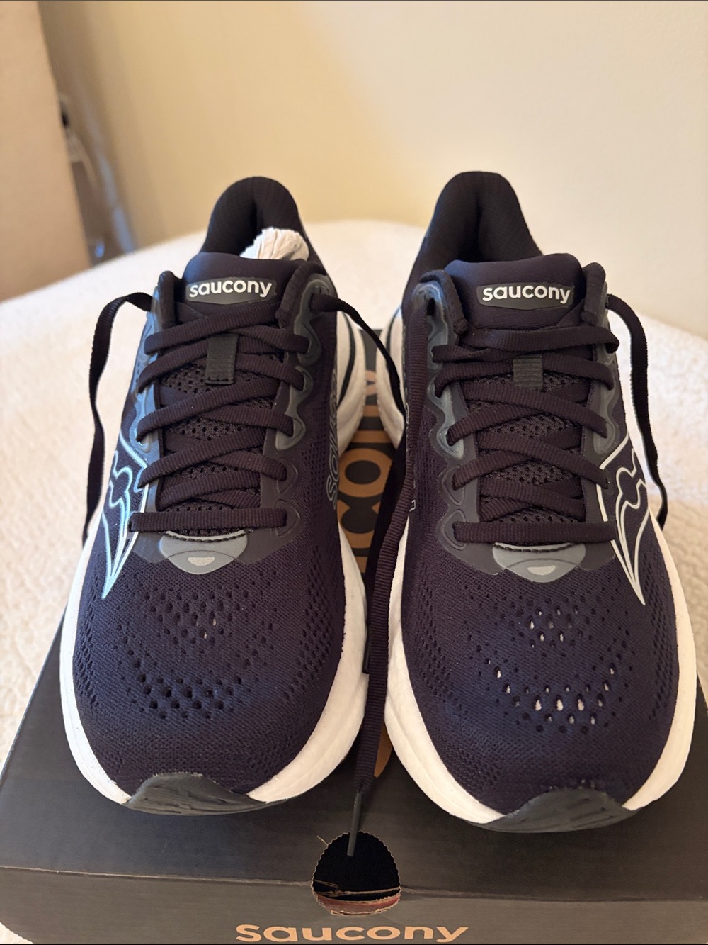 New never worn Saucony Ride 19 Athletic Shoes in Black and White - Picture 3 of 9